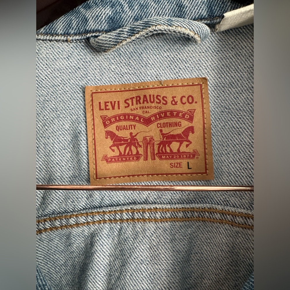 Light Wash Distressed Levi’s Jean Jacket Size Large - Picture 5 of 8